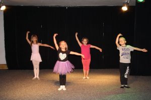 Dzieci na zajęciach z tańca z elementami teatru